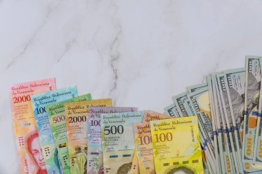 Para Amerikan doları banknotları ve farklı kağıt banknotlar serisi Venezuela Bolivar