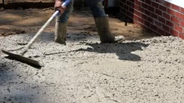 İşçi inşaatçıları mixer kamyonla beton fabrikaları kurma sürecinde inşaat işçileri