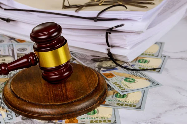 Adalet avukatları yargıcın çekiç masasında, dosyalama hukuku bürosu hukuk belgesi çalışıyor