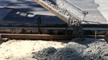 Yeni dökülmüş kaldırımlara ıslak betonla yeni bir kaldırım döşemek.