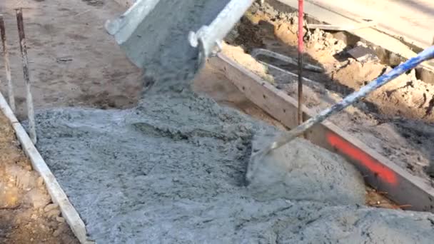Ciment de trottoir un nouveau bâtiment en construction — Video