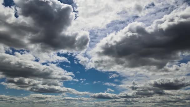 Buon tempo bianco soffice nuvole nel cielo blu — Video Stock