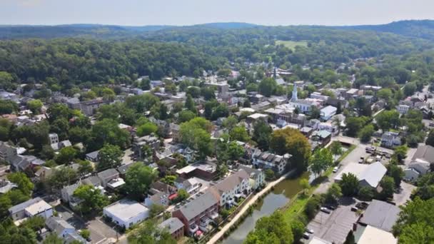 Vista panorámica de un barrio en azoteas de casas de zona residencial de Lambertville NJ US — Vídeo de stock