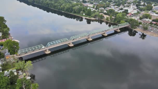 A vista aérea do rio Delaware, ponte através do na cidade histórica New Hope Pensilvânia e Lambertville New Jersey EUA — Vídeo de Stock