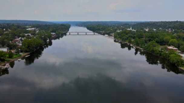 Vue aérienne du paysage fluvial du Delaware, ville américaine de Lambertville New Jersey, vue près de la petite ville historique New Hope Pennsylvanie États-Unis — Video