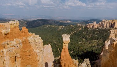 Bryce Canyon Ulusal Parkı 'ndaki Zion Kanyonu ABD' nin Utah eyaletinin güneybatısında yer almaktadır.