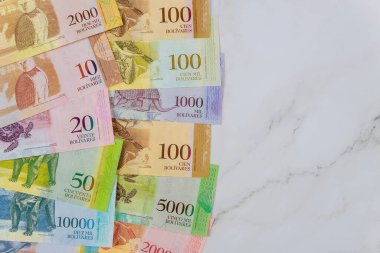 Venezuela Bolivar banknotları farklı kağıt para birimleriyle.