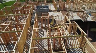 Yeni sopa, ahşap evlerin ahşap iskeletinin altında yapım aşamasında..