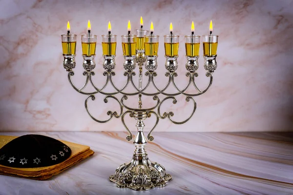 Κλείσιμο Του Ένα Κάψιμο Chanukah Κηροπήγιο Κεριά Menorah Μια Παραδοσιακή — Φωτογραφία Αρχείου