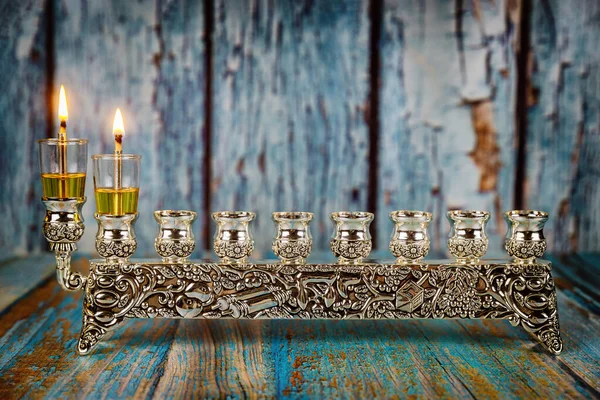 Accendendo Prima Candela Hanukkah Candeliere Chanukah Fiamme Con Candele Minorca — Foto Stock