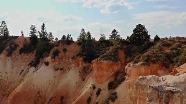 Zion National Park Utah Ensolarado uma mesa de rocha vermelha revelando uma montanha à distância. — Vídeo de Stock