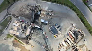 Asfalt işleme ve geri dönüşüm tesisi, çakıl dönüşümü, asfalt fabrikasının yol inşaatı için hava manzarası