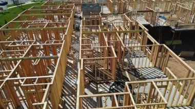 Konut binasının altındaki yeni inşaat kirişlerine bakıyorum.