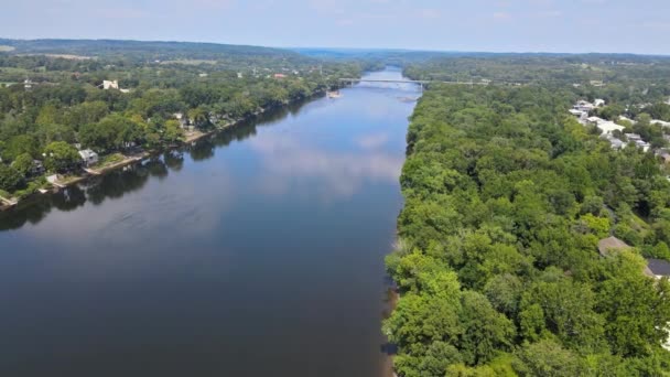 Aéreo sobrecarga de Delaware paisagem do rio, cidade americana de Lambertville New Jersey, vista perto de pequena cidade histórica New Hope Pensilvânia EUA — Vídeo de Stock