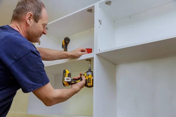 Carpintero Instalado Gabinete Cocina Bisagras Metal Para Puertas — Foto de Stock