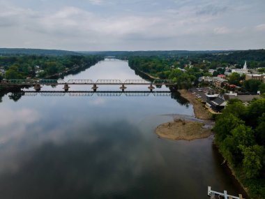 Delaware nehri manzarası, tarihi şehirde köprü New Hope Pennsylvania ve Lambertville New Jersey ABD
