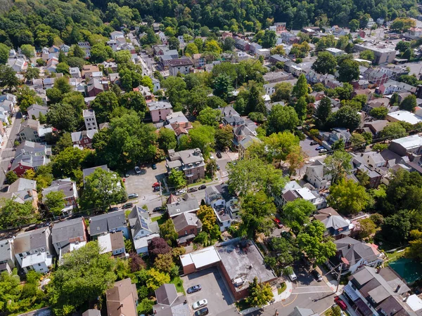 Lambertville NJ USA 'de ikamet alanı olan evlerin çatılarındaki panoramik manzara tarihi şehir New Hope Pennsylvania yakınlarında.
