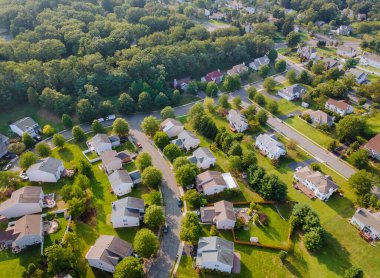Cleveland Ohio USA kırsalındaki küçük bir kasabanın havadan manzaralı mevsimlik manzarası.