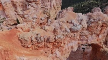 ABD 'nin Utah eyaletindeki Zion Canyon Ulusal Parkı' nda doğal köprü kaya oluşumunun manzarası