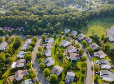 Geniş panorama, yüksek binalı havadan manzara, güzel meskenler ve yeşil caddeler Cleveland Ohio ABD