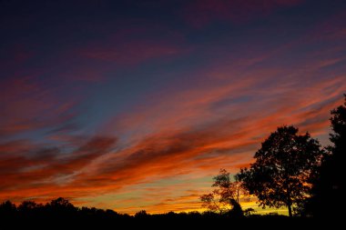 Güzel manzara kırmızı mor turuncu, mavi, pembe, günbatımı gökyüzü dramatik