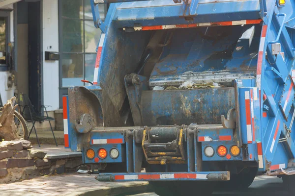 産業用車両における都市ごみ収集車のゴミ収集車のゴミ箱 — ストック写真