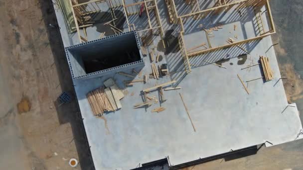Bostäder nya lägenheter med under konstruktion balkar hus träram — Stockvideo
