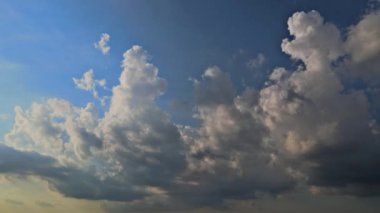 Harika bir zaman atlaması, güzel havanın mavi gökyüzü manzarasında beyaz kabarık bulutlar.