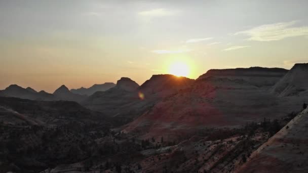 Pôr do sol paisagem no belo Zion Canyon National Park em Utah, de paisagem montanhosa ao longo da rodovia — Vídeo de Stock