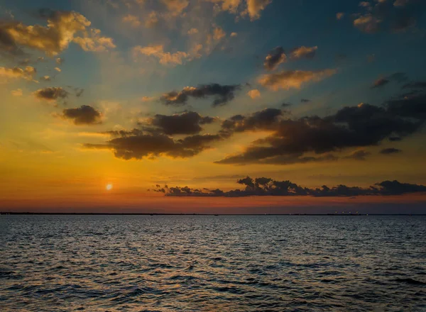 Sonnenaufgang Über Dem Strahlenden Meer Mit Schöner Wolkenlandschaft — Stockfoto