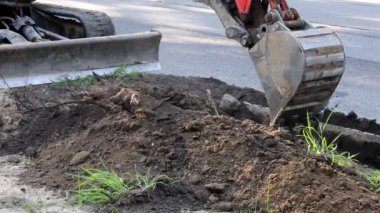 Yol çalışması, kazma ve yükleme için kanalizasyon hattı makinelerinin yenilenmesi