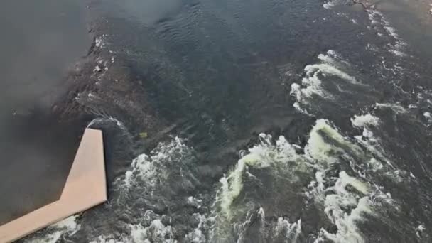 Vista panorâmica da pequena cachoeira do rio Delaware vista verticalmente de uma grande altura na Pensilvânia, EUA — Vídeo de Stock