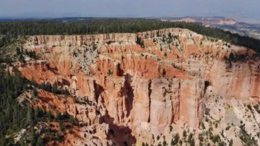 Zion Ulusal Parkı 'ndaki dağların havası, Utah' ın yeşil kanyon manzarası.