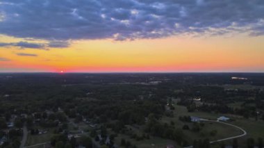 Amerika 'nın kırsal kesimindeki küçük bir köyün Akron Ohio' daki tarlalarda dramatik günbatımı manzarası