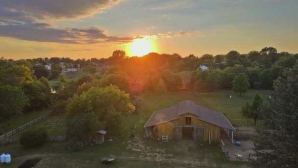 Vue aérienne de au coucher du soleil maison de campagne a un grand jardin avec de champs agricoles au coucher du soleil Akron Ohio — Video