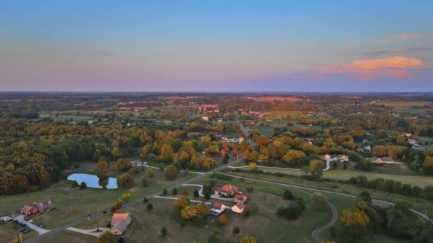 Paysage estival coloré avec champ sous le petit village pittoresque au coucher du soleil aube skyline sur Akron Ohio — Video