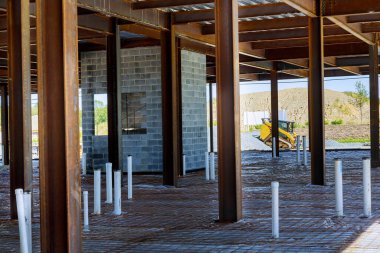 Yerdeki hijyenik boruların ev montaj sisteminde PEX ve kanalizasyon boruları