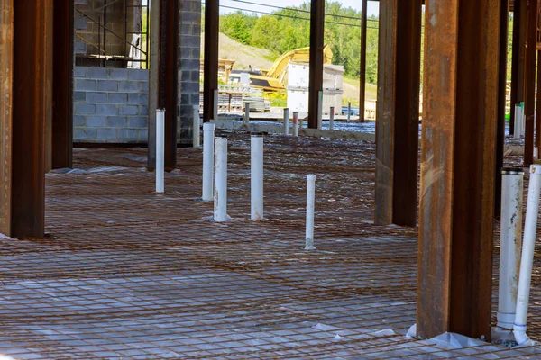 Su ve kanalizasyonla döşenmiş boru hattı. İnşaat tesisat sistemi boruları altında.