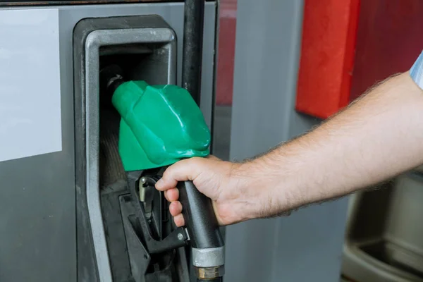 Sluiten Van Hand Houden Benzineslang Bij Tankstation — Stockfoto