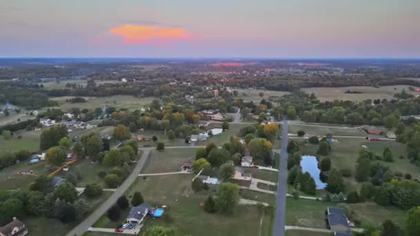 Θέα ψηλά από το αμερικανικό χωριό ύπαιθρο με τα χωράφια αγρόκτημα στο ηλιοβασίλεμα ορίζοντα στο Akron Οχάιο — Αρχείο Βίντεο