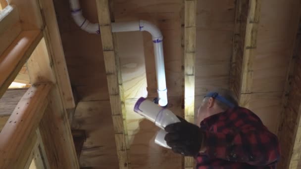 Tukang ledeng Memperbaiki pipa toilet plastik terpaku putih dalam gambar close-up — Stok Video