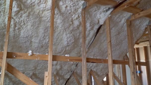 Nová bytová výstavba s instalací termální izolace na půdě — Stock video