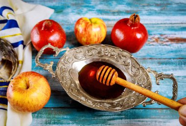 Cam bal kavanozlu Rosh hashanah ve taze olgun elmalar. Yahudi Yeni Yıl sembolleri Sabır ve Tallit