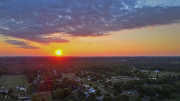 Vue aérienne d'une maison de village de campagne américaine a un grand jardin avec des champs de ferme au coucher du soleil Akron Ohio — Video