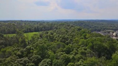 Pensilvanya, ABD 'de küçük bir orman köyü yakınlarında bir sürü makinenin çalıştığı açık maden ocağının hava görüntüsü.