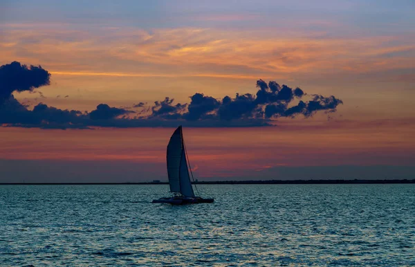 Panorama Krásné Obzoru Nad Západem Slunce Plachetnice Oceánu Večerním Slunci — Stock fotografie