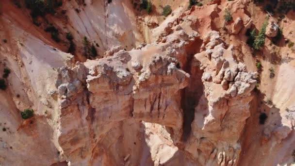 ABD 'nin Utah eyaletindeki Zion Canyon Ulusal Parkı' nda doğal köprü kaya oluşumunun manzarası — Stok video