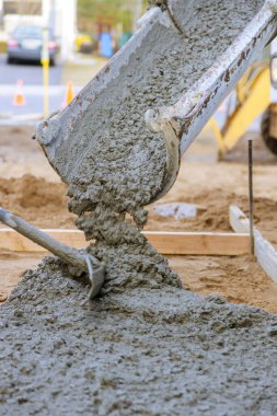 Kaldırımdaki yerleşim yerinin seçici odak noktasına çimento döken beton kamyon