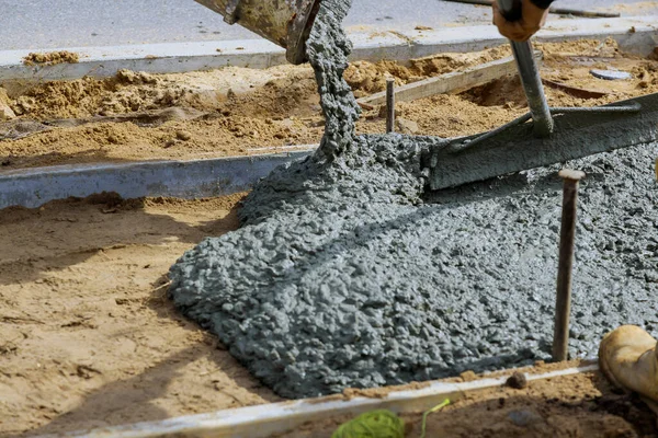 Pencampur Beton Pekerja Dengan Menuangkan Semen Selama Trotoar Perumahan — Stok Foto