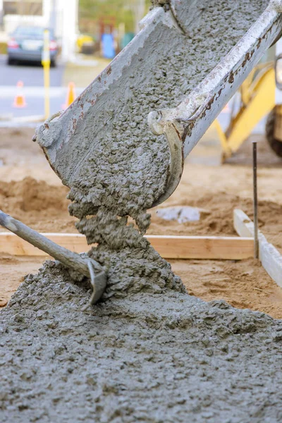 Betong Lastbil Med Hälla Cement Till Bostäder Trottoar Gata Selektivt — Stockfoto